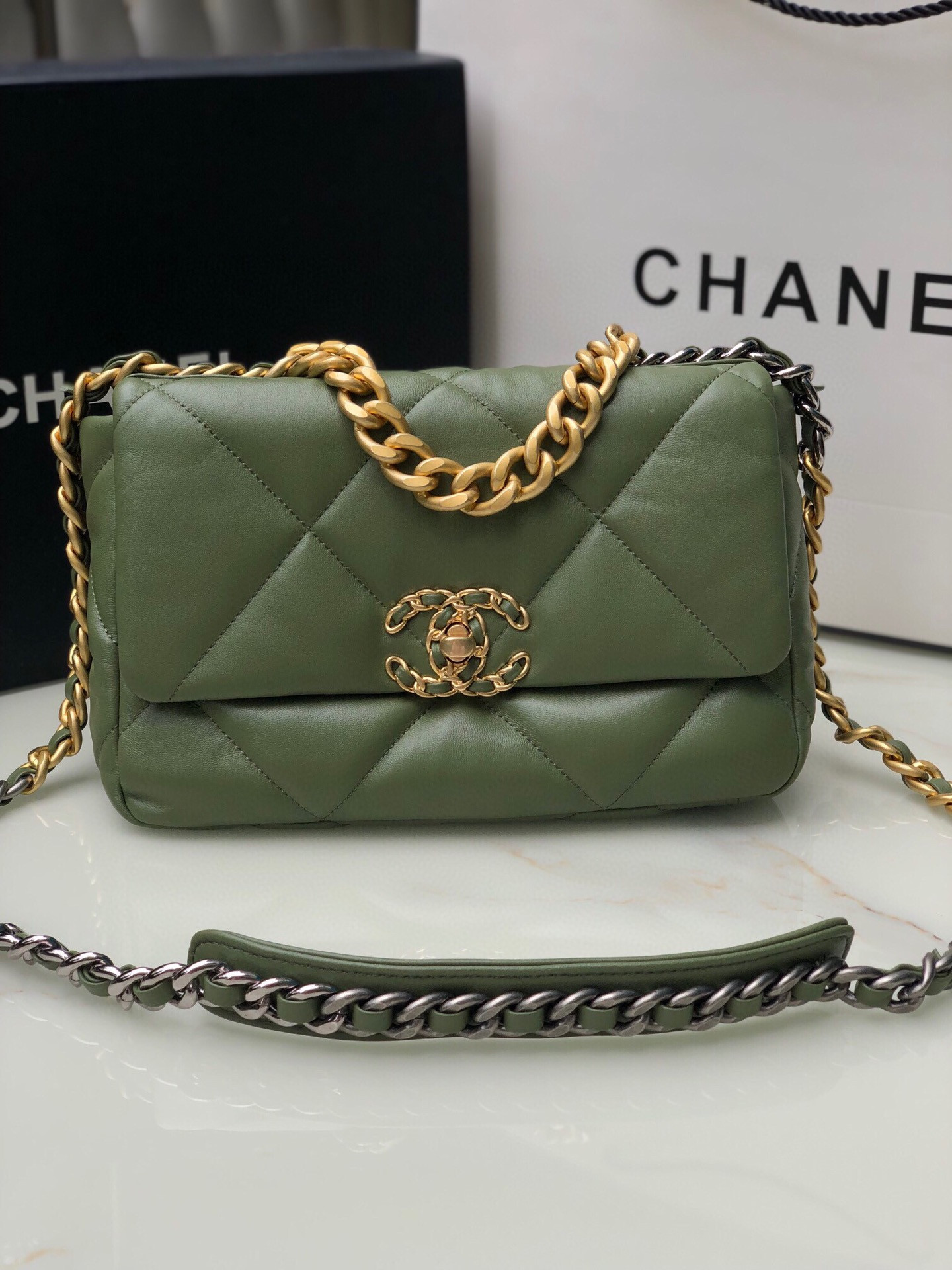 CHANEL 19 HANDBAG Shiny Leather, Gold-Tone 16¡Á26¡Á9cm - Image 2