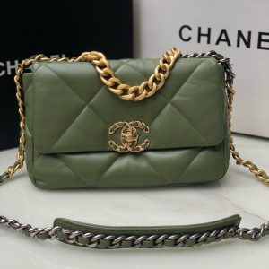 CHANEL 19 HANDBAG Shiny Leather, Gold-Tone 16¡Á26¡Á9cm
