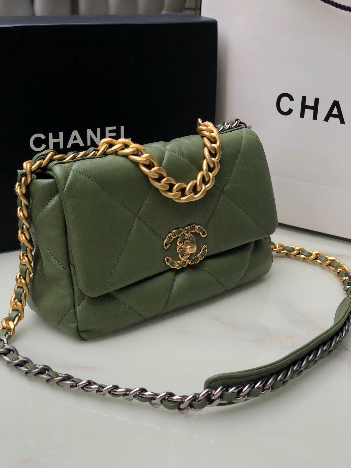 CHANEL 19 HANDBAG Shiny Leather, Gold-Tone 16¡Á26¡Á9cm - Image 3