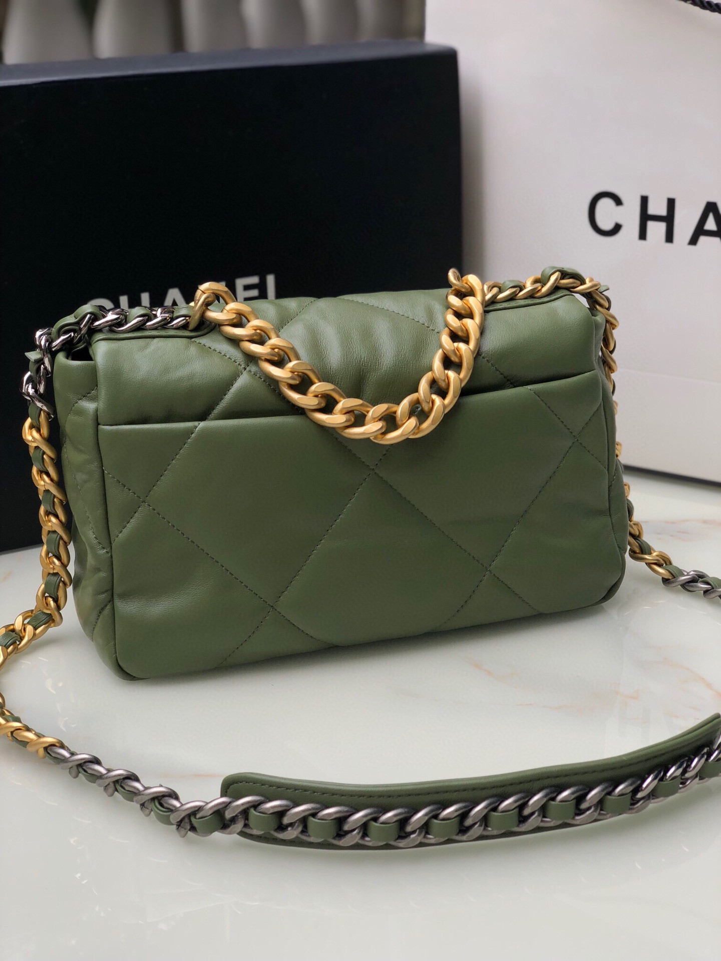 CHANEL 19 HANDBAG Shiny Leather, Gold-Tone 16¡Á26¡Á9cm - Image 4
