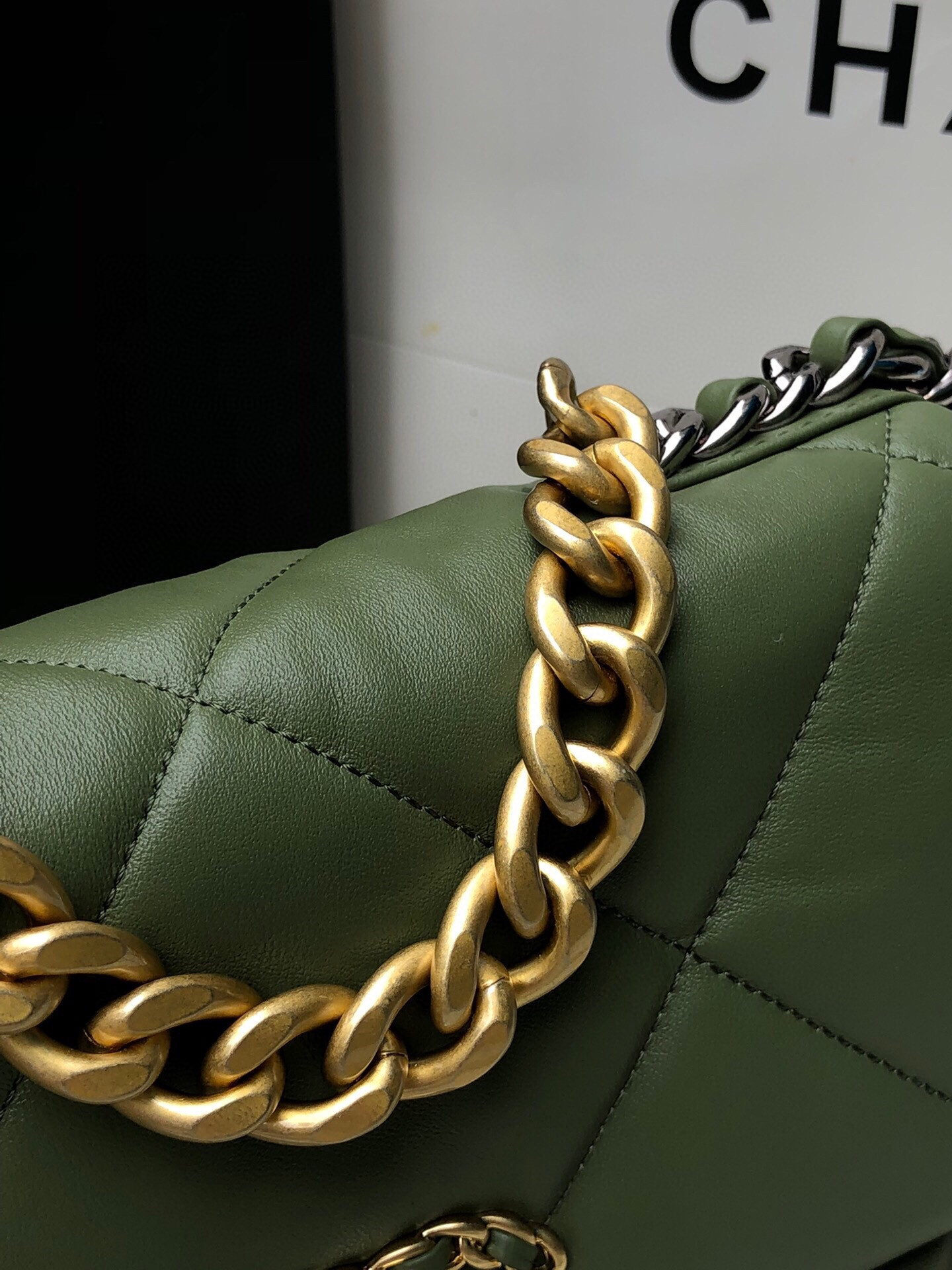 CHANEL 19 HANDBAG Shiny Leather, Gold-Tone 16¡Á26¡Á9cm - Image 5