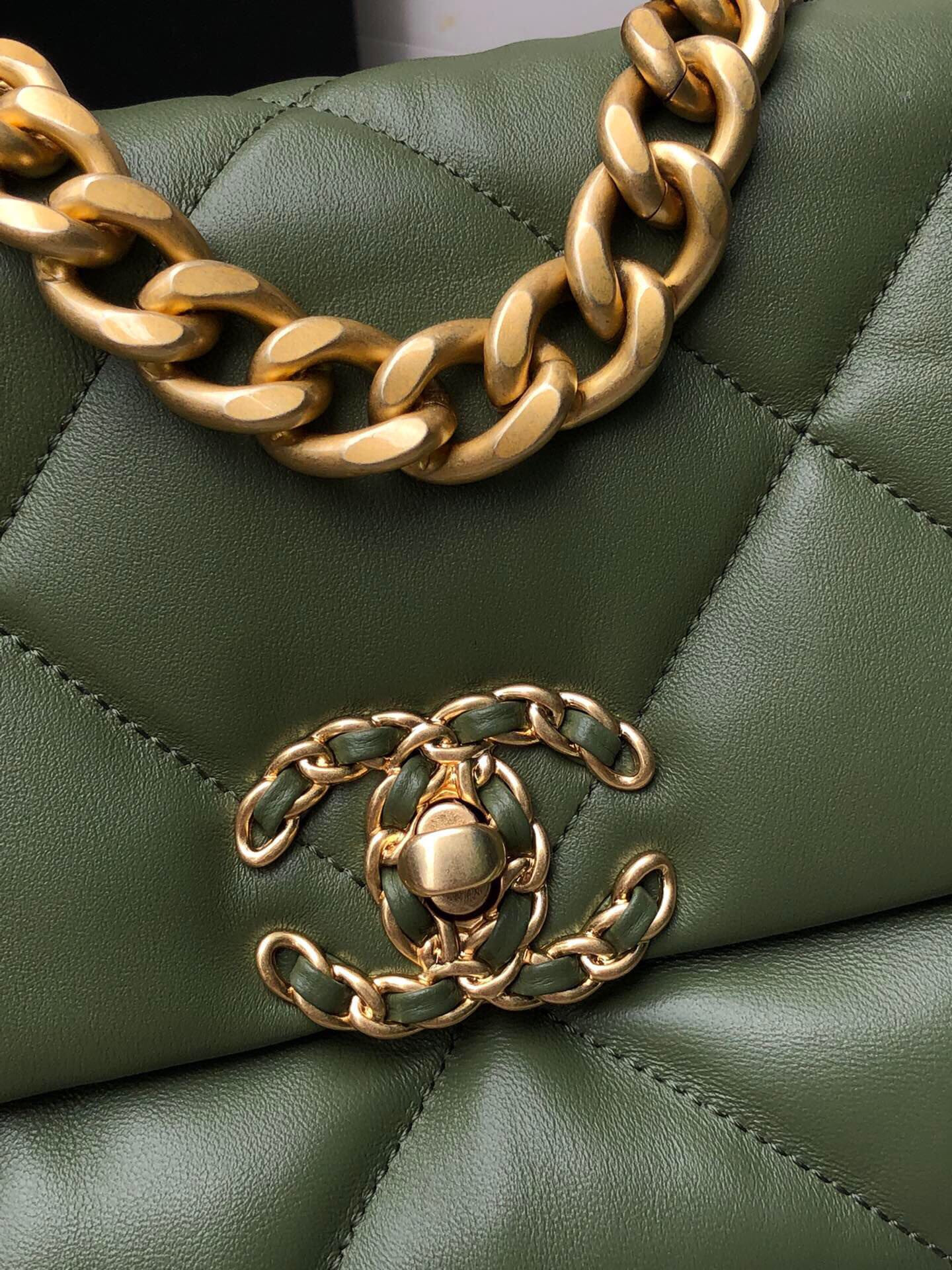 CHANEL 19 HANDBAG Shiny Leather, Gold-Tone 16¡Á26¡Á9cm - Image 6