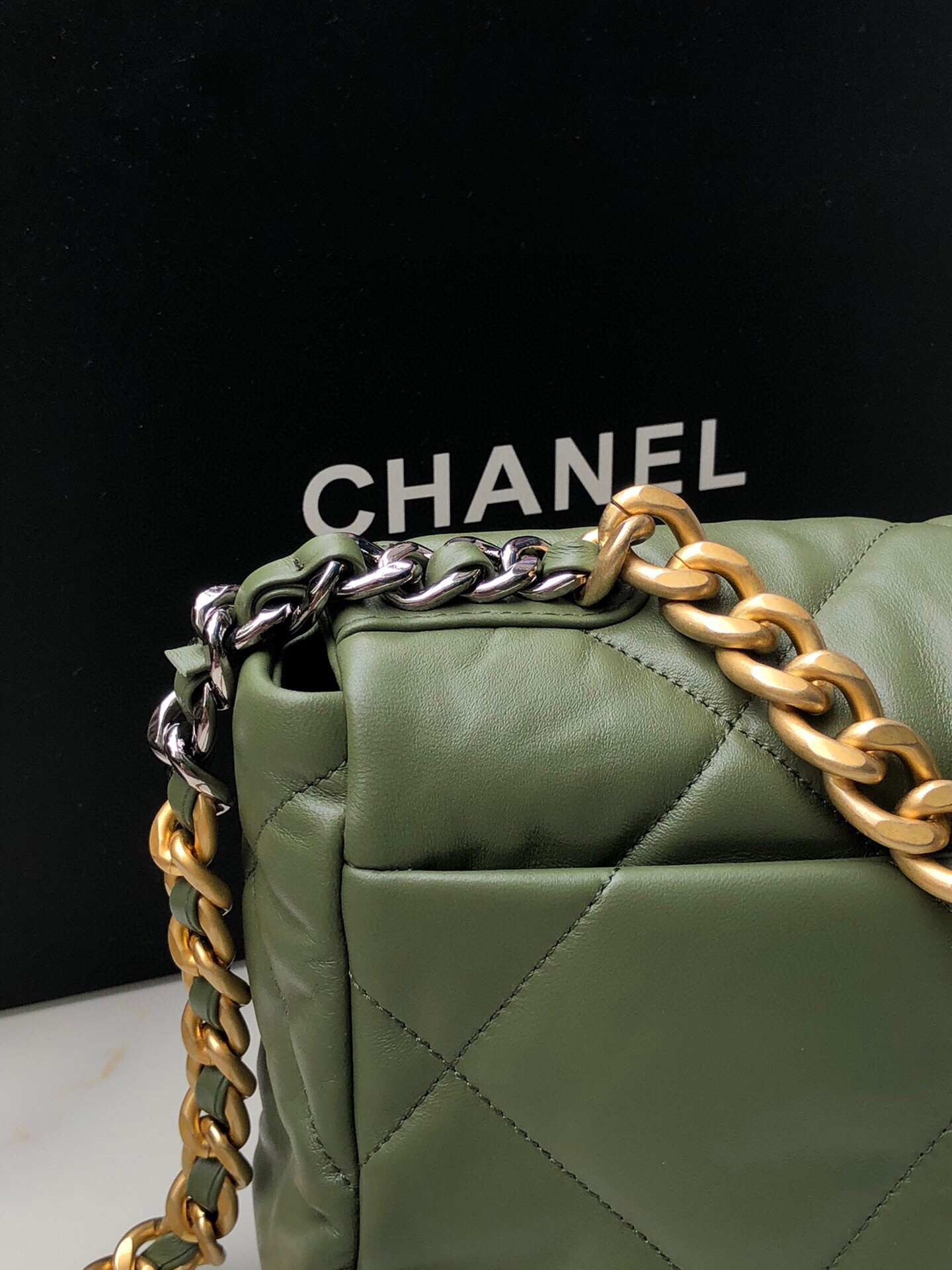 CHANEL 19 HANDBAG Shiny Leather, Gold-Tone 16¡Á26¡Á9cm - Image 7