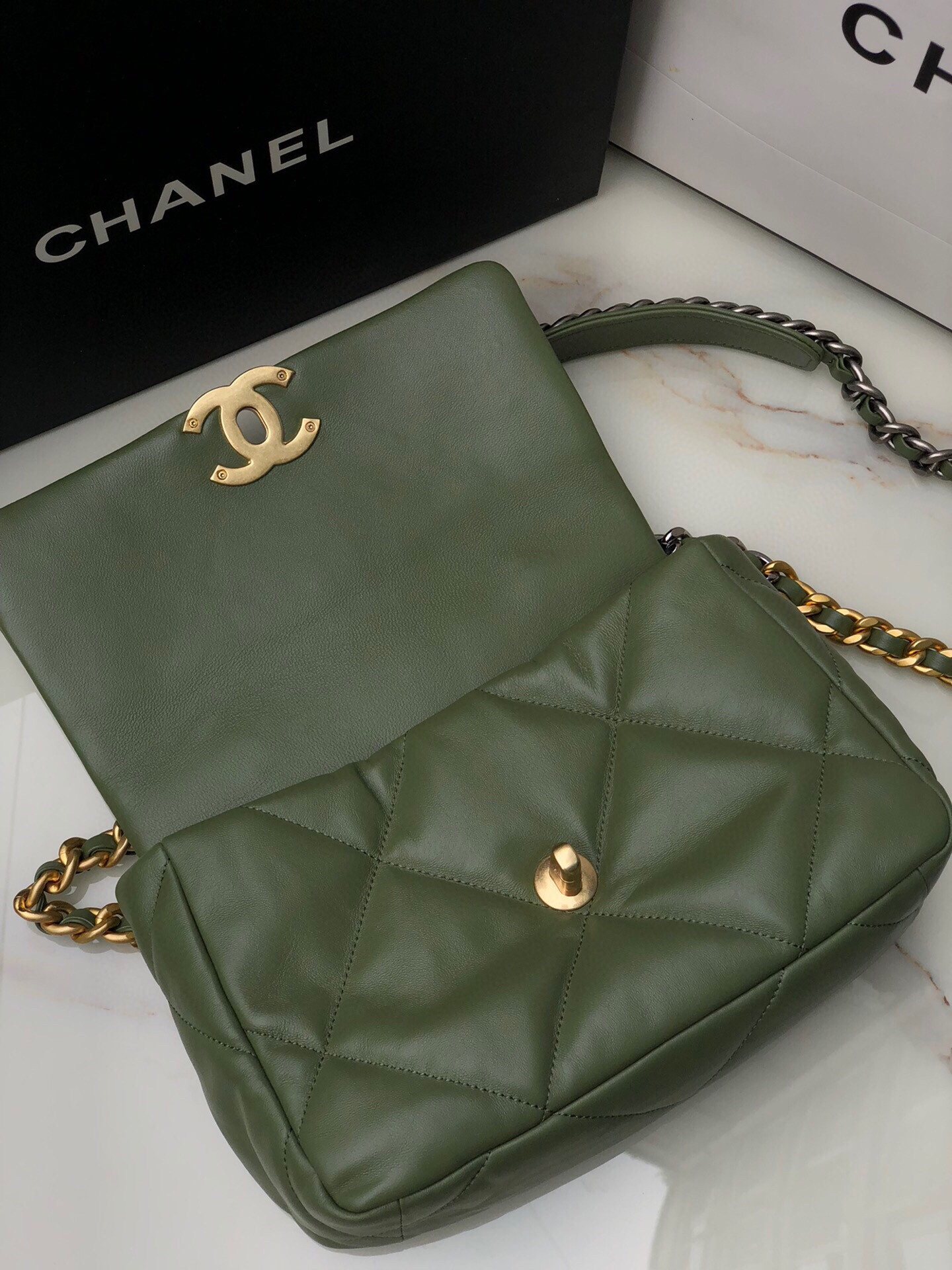 CHANEL 19 HANDBAG Shiny Leather, Gold-Tone 16¡Á26¡Á9cm - Image 8
