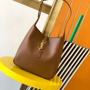 YSL LE 5 ¨¤ 7 SUPPLE SMALL IN GRAINED LEATHER 23 x 22 x 8.5 cm