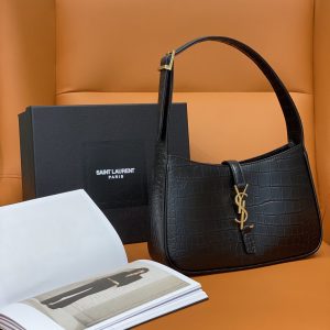 YSL LE 5 ¨¤ 7 IN CROCODILE-EMBOSSED SHINY LEATHER NOIR 23 X 16 X 6.5 CM