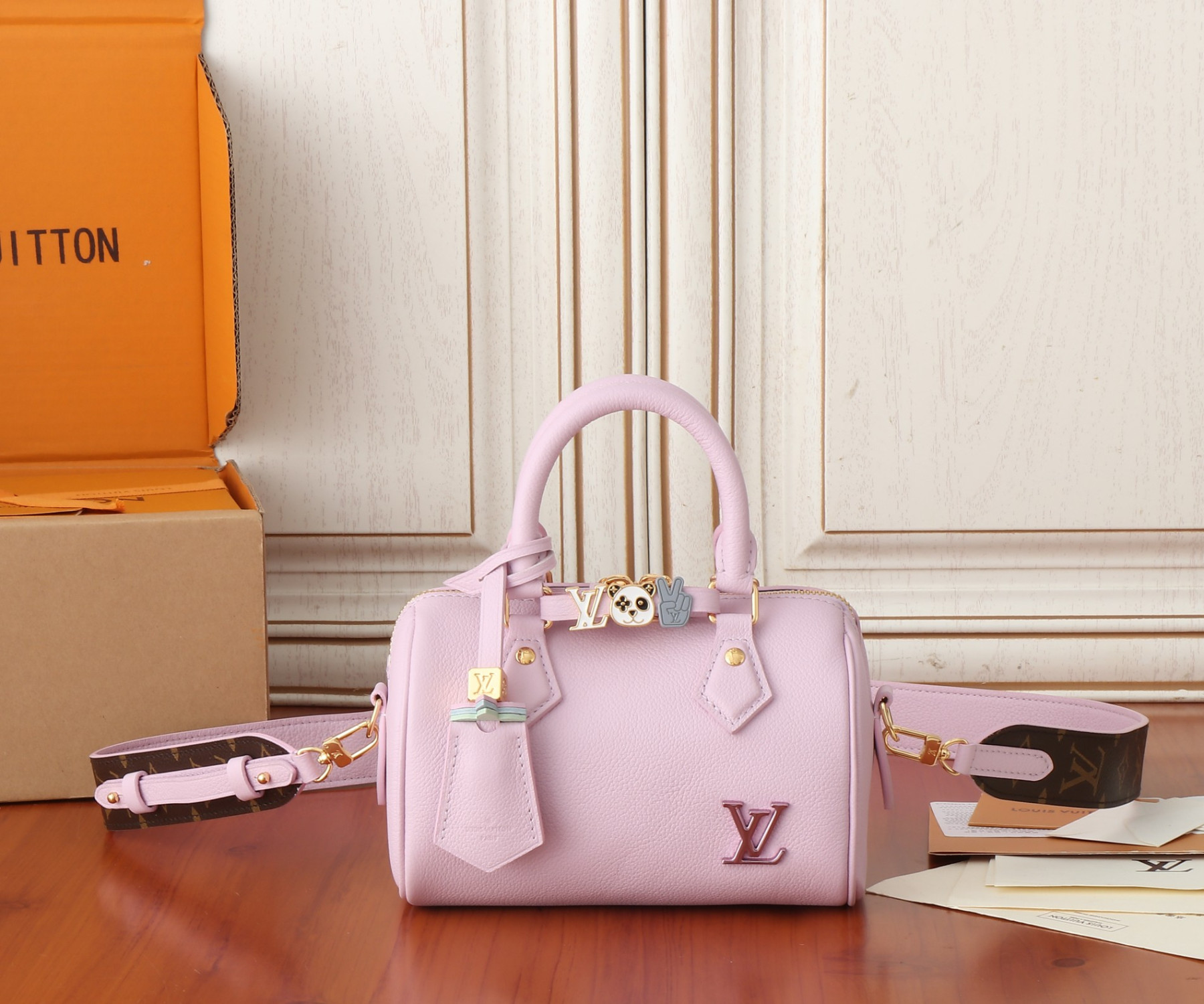 LV Speedy 18 M24598 18x12.5x11CM - Image 2
