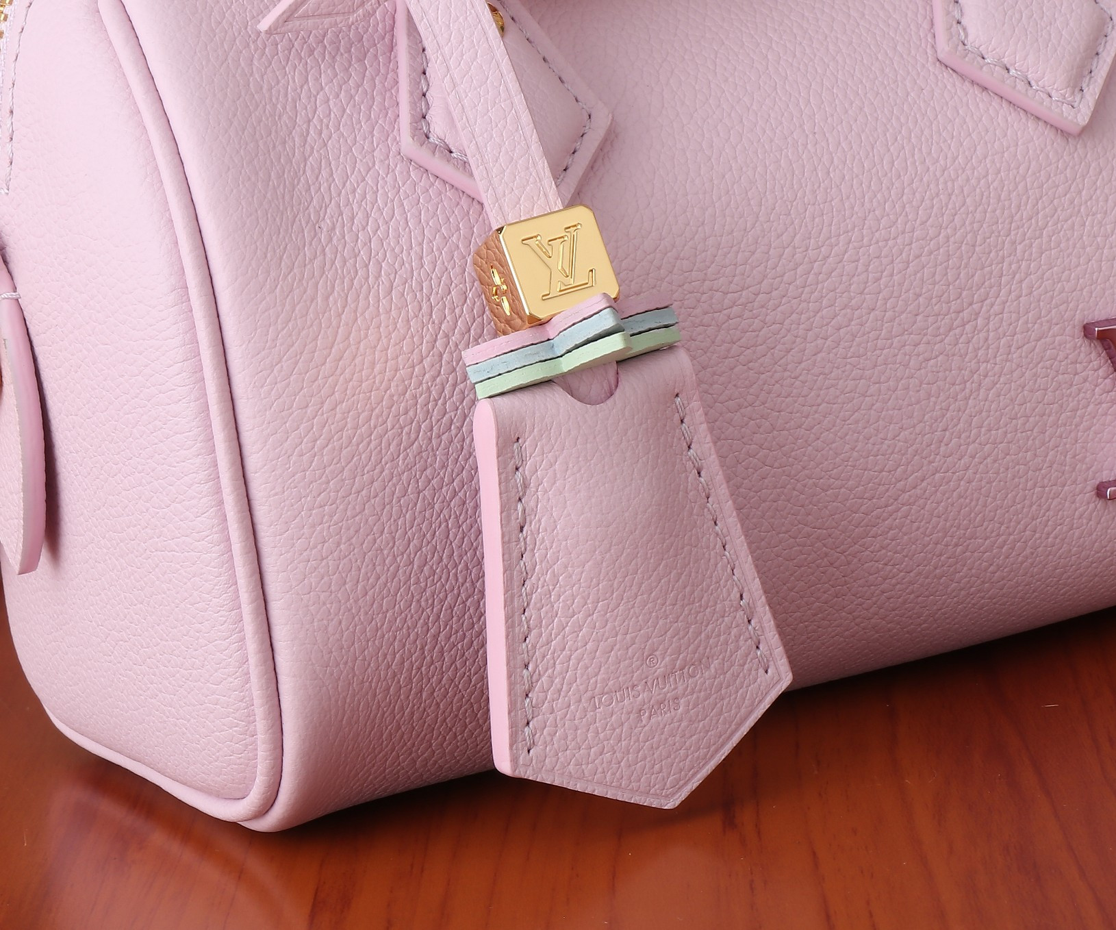LV Speedy 18 M24598 18x12.5x11CM - Image 15