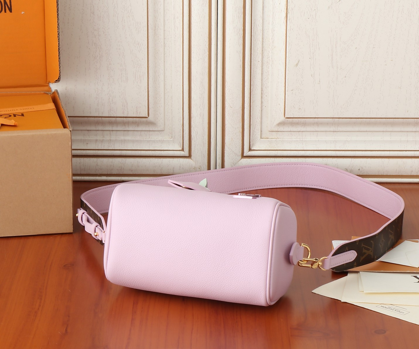 LV Speedy 18 M24598 18x12.5x11CM - Image 6