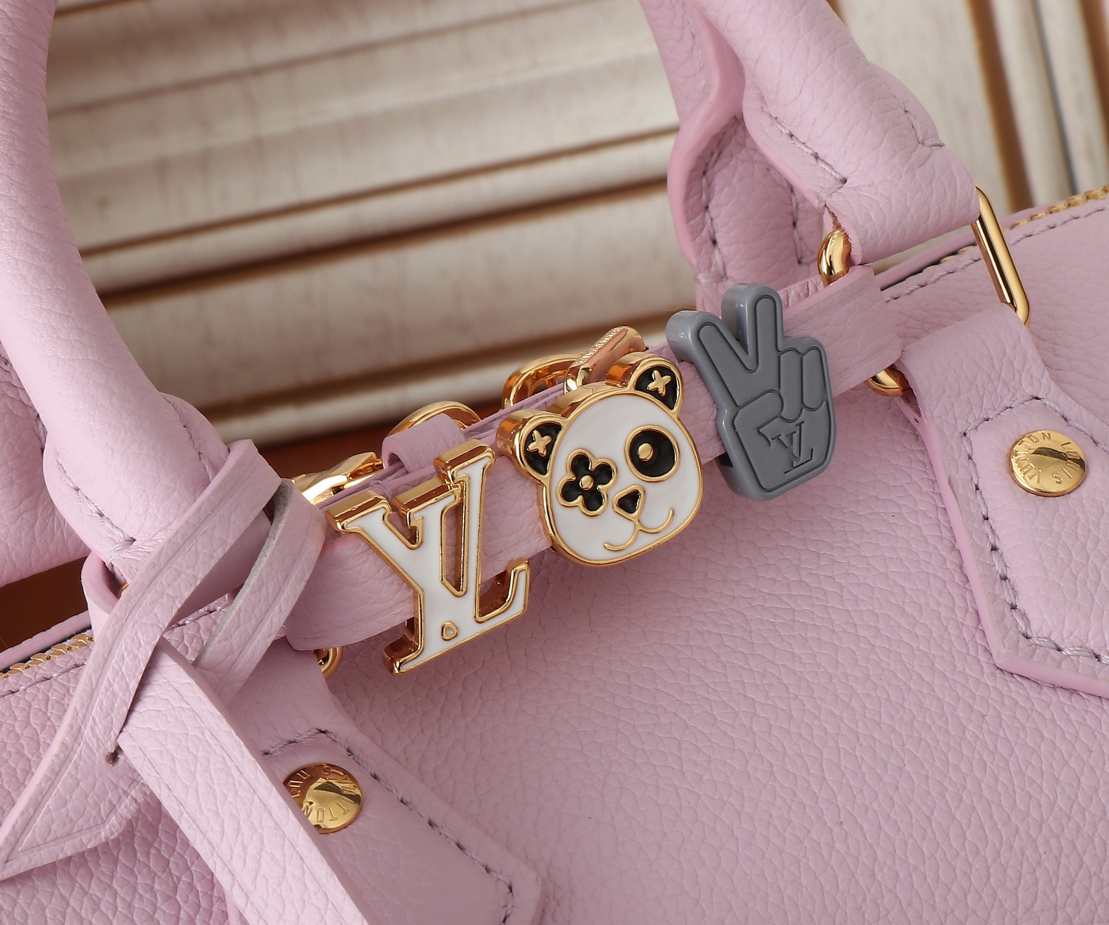 LV Speedy 18 M24598 18x12.5x11CM - Image 11