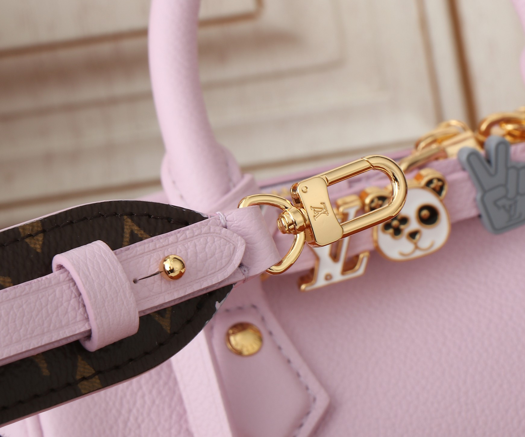 LV Speedy 18 M24598 18x12.5x11CM - Image 9
