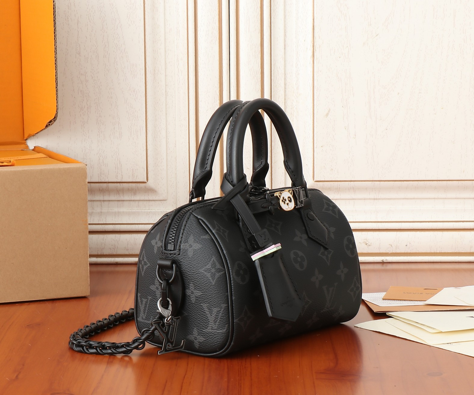 LV Speedy 18 M24606 18x12.5x11CM - Image 3