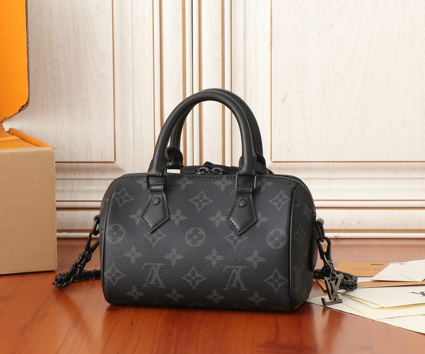 LV Speedy 18 M24606 18x12.5x11CM - Image 4