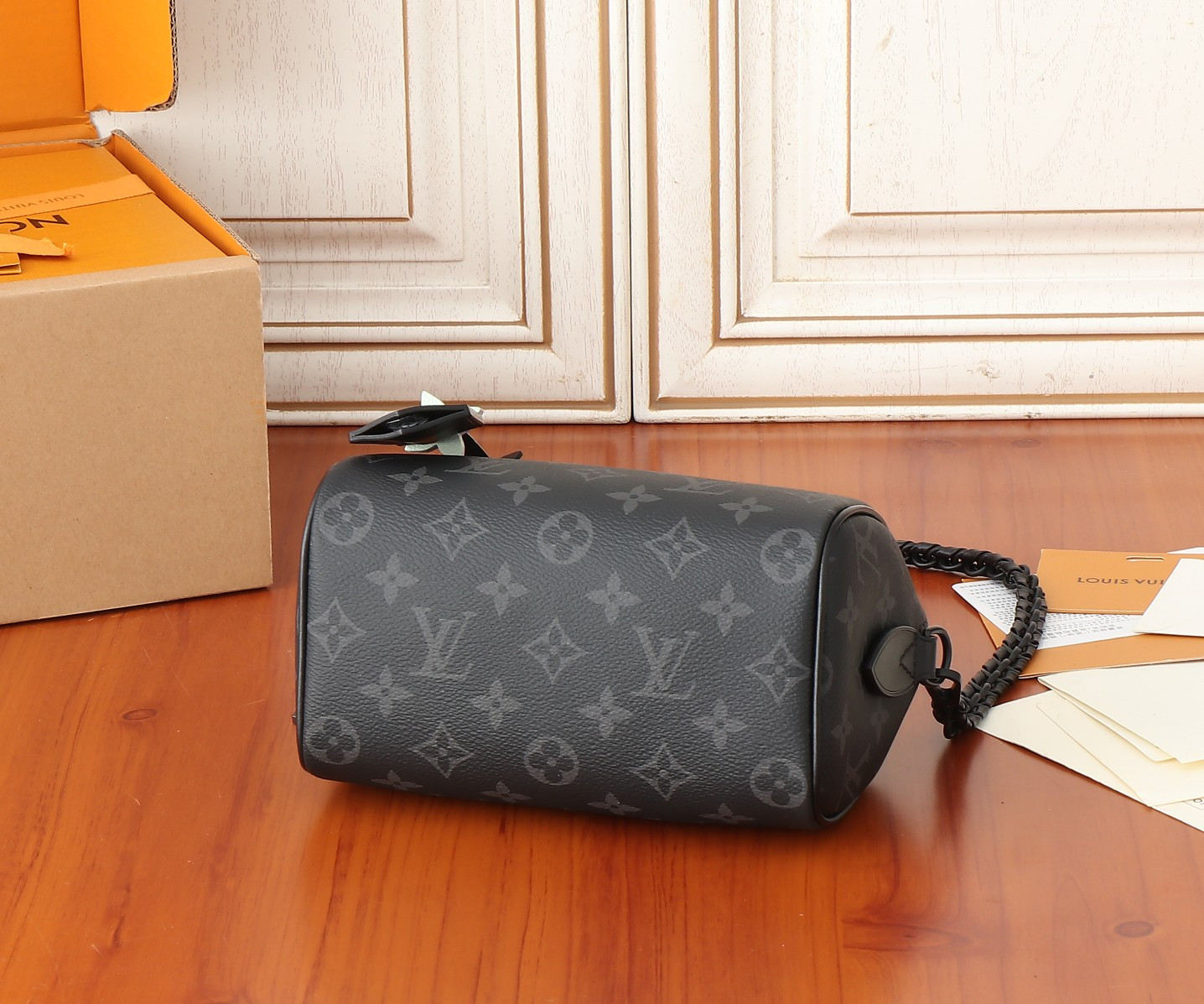 LV Speedy 18 M24606 18x12.5x11CM - Image 5