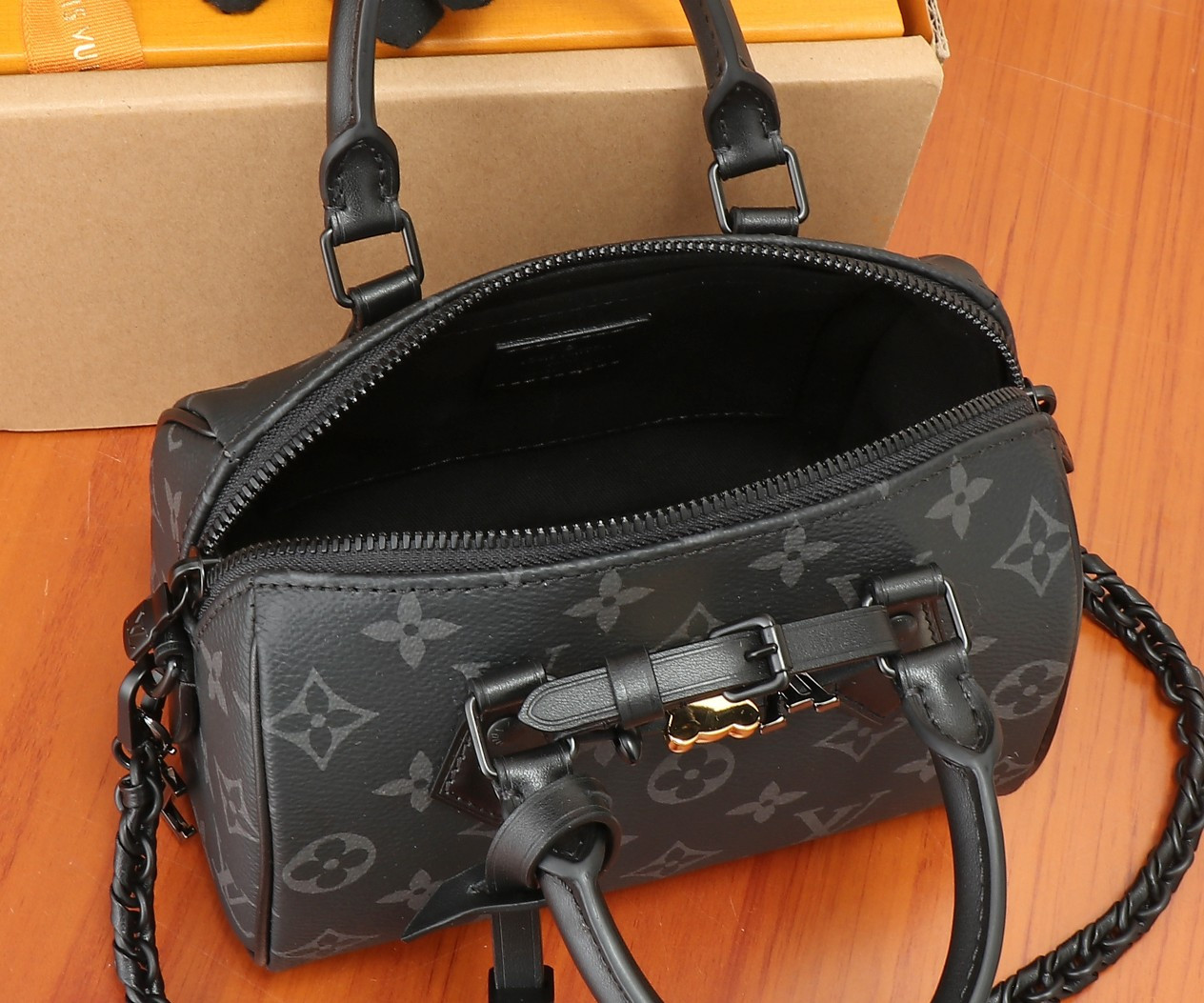 LV Speedy 18 M24606 18x12.5x11CM - Image 6