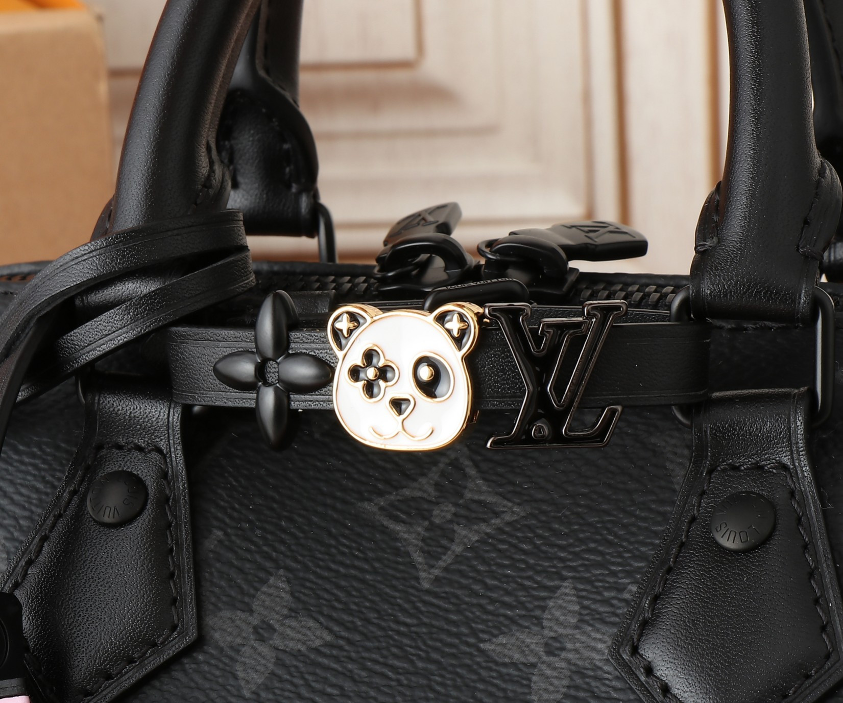 LV Speedy 18 M24606 18x12.5x11CM - Image 13