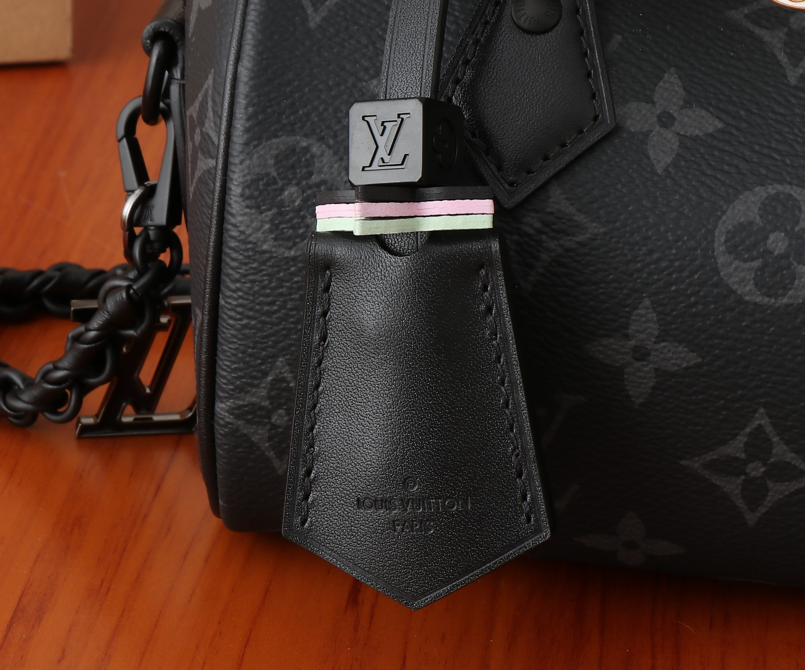 LV Speedy 18 M24606 18x12.5x11CM - Image 8