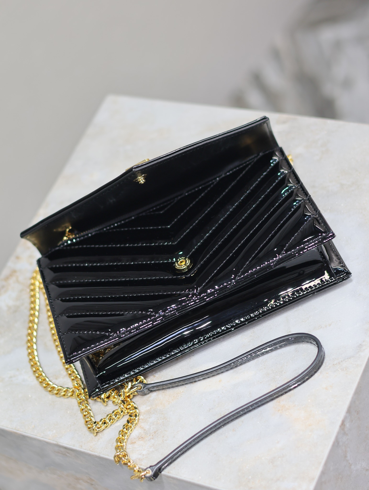 YSL Cassandra WOC envelope chain wallet in patent leather 19 x 12.5 x 3.5cm - Image 9