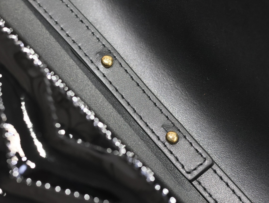 YSL Cassandra Monogram Classic Chain Wallet in patent leather 22.5 x 14 x 4cm - Image 9